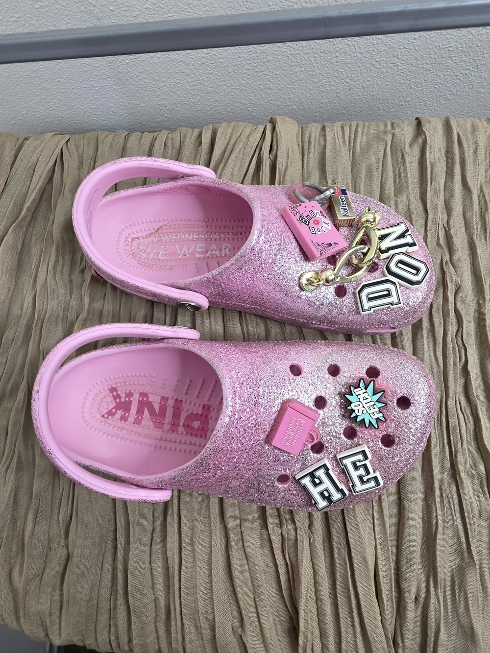 Crocs Mean Girls Pink Glitter Classic Clogs Women’s 7 Men’s 5 - Picture 16 of 16